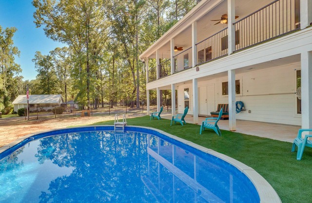 Hemphill Vacation Rental w/ Pool, Walk to Lake!