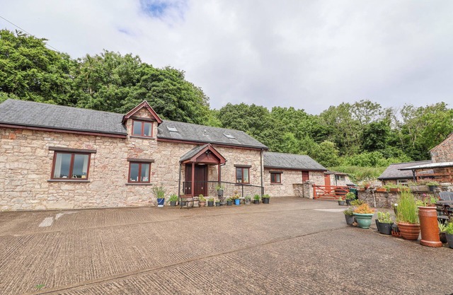 HENBLAS COTTAGE, family friendly, with a garden in Rhyd-Y-Foel