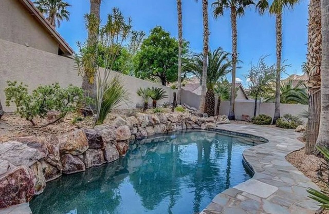 Henderson Home, 5beds, Pool, backyard, pet friendly