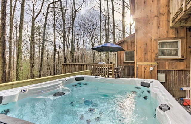 Hendersonville Cabin w/ Hot Tub, Views & Fire Pit!