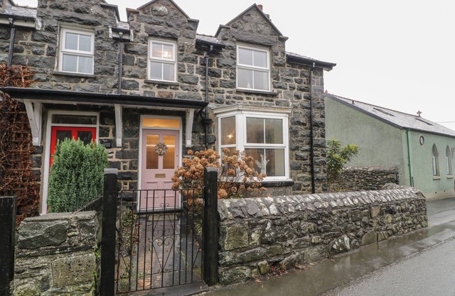 HENDRE COTTAGE, family friendly in Llwyngwril