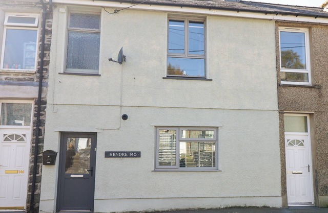 HENDRE, pet friendly, with open fire in Blaenau Ffestiniog
