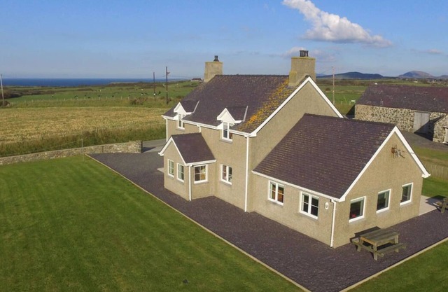 Hendy Iago se encuentra en tierras de cultivo con vistas al mar a menos de una milla de una cala de arena idílica y 3½ mil