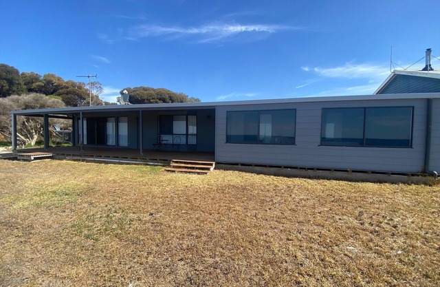 Hendys 346 - Absolute beachfront! Excellent sea views!