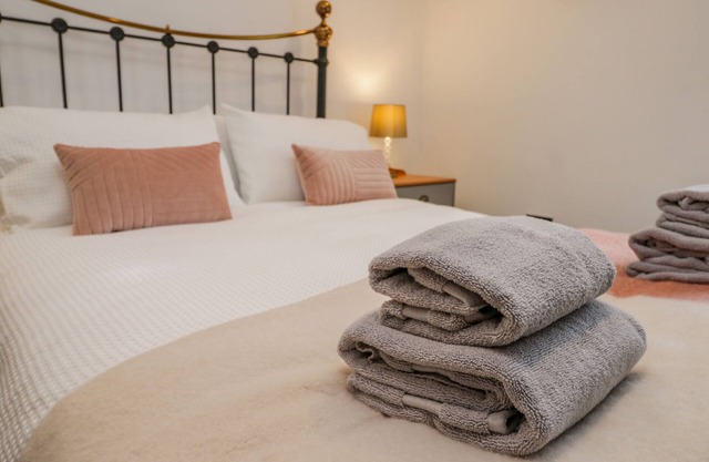 HENRIETTA'S COTTAGE, pet friendly, with open fire in Guisborough