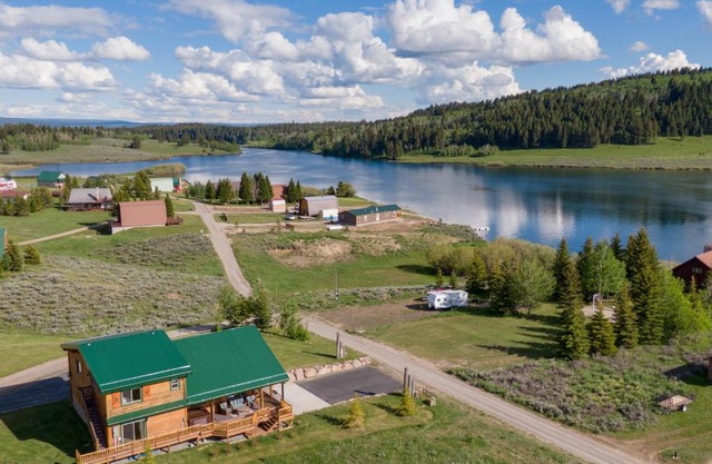 Henrys Hawk by KABINO Henrys Lake Hot Tub FirePit Pool Table Mtn & Water Views WiFi Satellite Fishing Trails