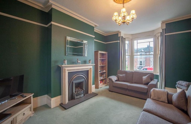 Hereford - Falcon House - Spacious 5 Bedroom House With Games Room - Sleeps 14 Guests - Great Property For Family & Friends Gathering Together - Hosted by RENTMYHOUSE