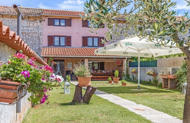 Casa con patrimonio en Orihi con un elegante jardín