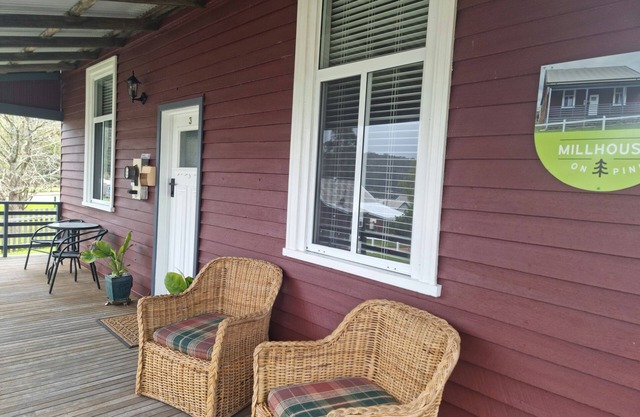 Heritage Timber Cottage - close to shops & amenities