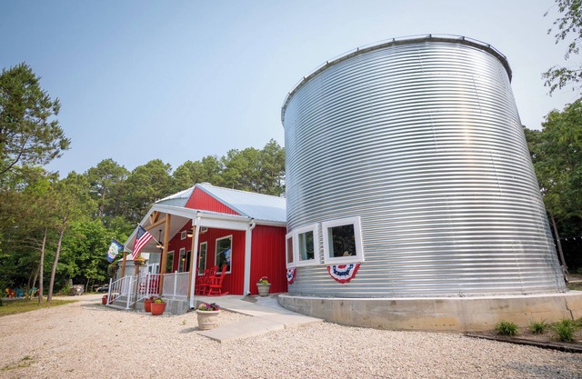 Hermann Grain Bins BNB and Retreat Center whole complex (Sleeps 16 total) Each Grain bin sleeps 8 each and we have 2 two-story grain bins.