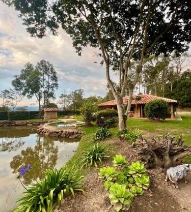 Hermosa cabaña campestre con piscina y lago