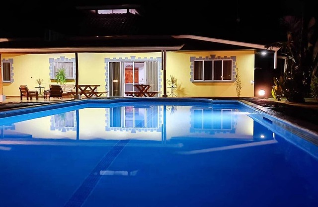 Hermosa casa privada para 14 personas con piscina y hermosos jardines.