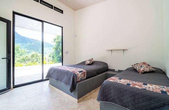 Hermoso chalet Rodeado de montañas y vegetación exuberante