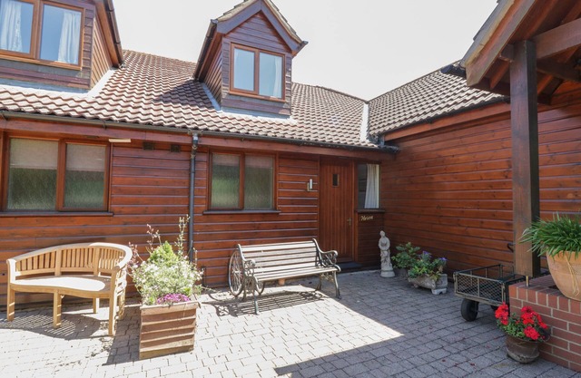 HERON COTTAGE, family friendly, with pool in Wayford