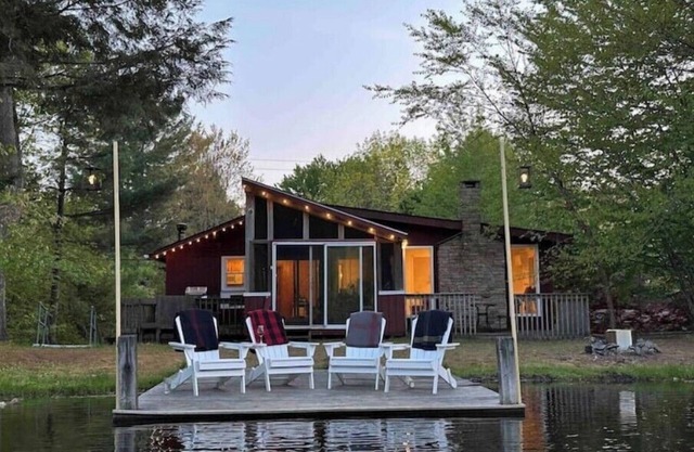 Heron's Hideaway: Stylish Lakefront 5 BR Home