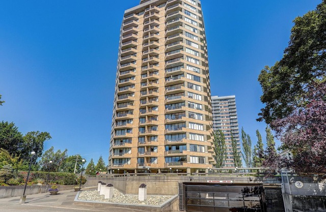 Heron's Nest-Bright and Airy Suite with Study, steps away from Downtown Victoria by Victoria Prime!