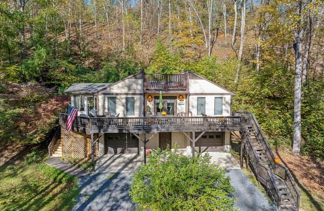 Herons Rest - riverfront, fire pit, wifi, deck, all seasons porch