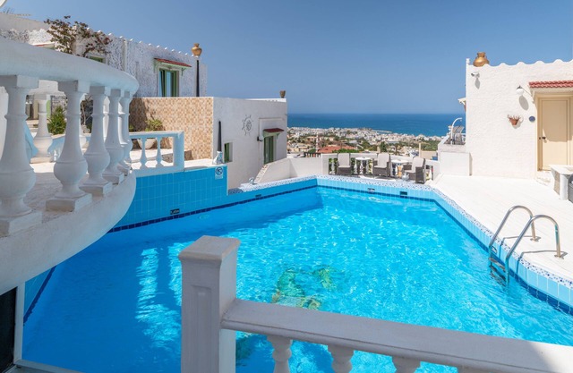 Hersonisos - Sleeps 15 - Parking - Pool - Garden