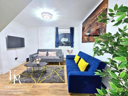 Hertfordshire - Stylish 6BR Retreat, 3 Parking