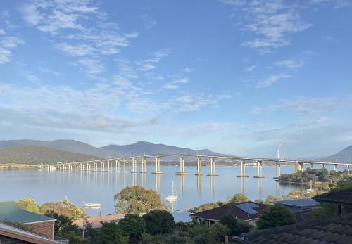 Hesket Guesthouse with views, privacy & 7 minute drive to Hobart CBD