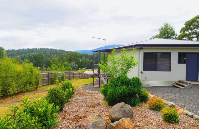 HEX COTTAGE - PEACEFUL RETREAT in the heart of Marysville
