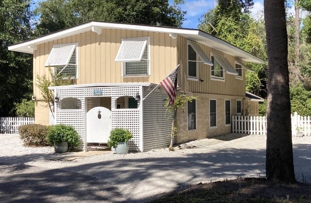 HHI COTTAGE 2 MIN WALK TO BEACH, 35' PRIVATE POOL, DOG FRIENDLY, ROOMY HOME