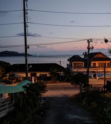 Hi house 30 meters from the water line with sea and mountain view