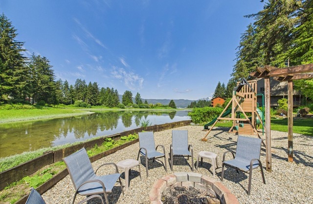 Hi Tide Retreat w/ Bayfront Deck & Ocean Views