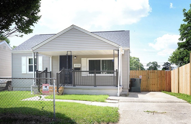 Hiawatha Hideaway - Darling 2 BR w/ Private Backyard