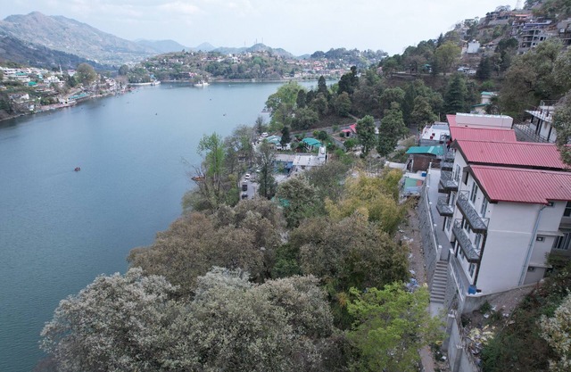 Hibiscus LakeView Hotel