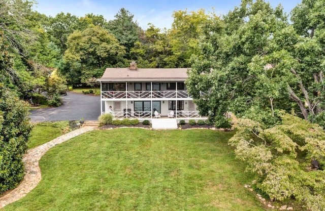 HICKORY COTTAGE - Lake front with wide water and mountain views