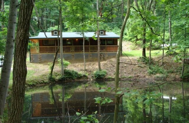 Cabaña Hickory Grove en 8 acres con estanque de pesca privado.