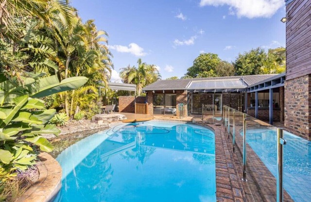 Hidden Bali style 5BR house in Robertson