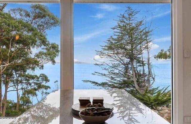 Hidden Bay Retreat 15 Min to Hobart, 5 Bed,3 Bath