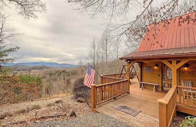 Hidden Escape Chalet by Chatuge Home Concierge Lake and mountain views, fire pit, hot tub
