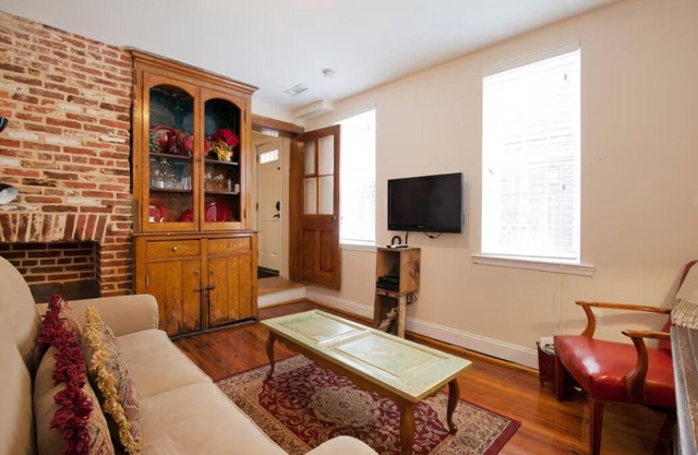 'En Fells Point' Patio - Su apartamento históricamente restaurado