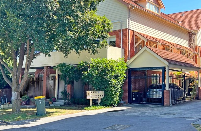 Hidden Gem 1-Bedder in Box Hill Prime Location