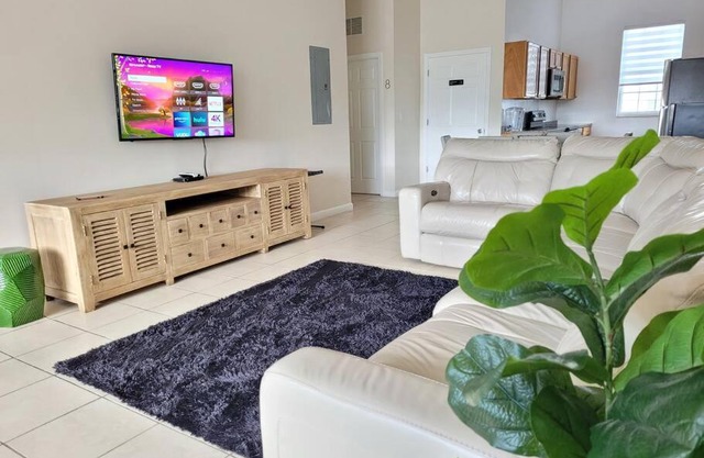 HIDDEN GEM 10 BEDROOMS, SLEEPS 20! 10 MINUTES FROM BEACH, CRUISE PORT, WYNWOOD