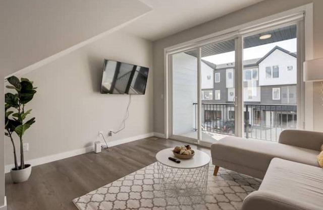 Hidden Gem 2 BR + Near Airport/Highway
