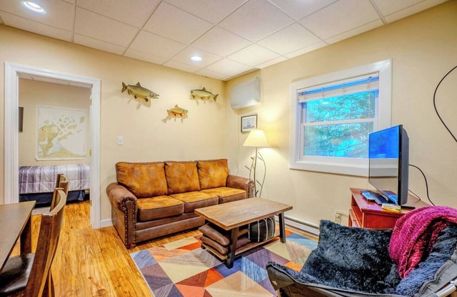 Hidden Gem, 3 Bed Cozy Condo - Dogs Welcomed - 1 block from marina