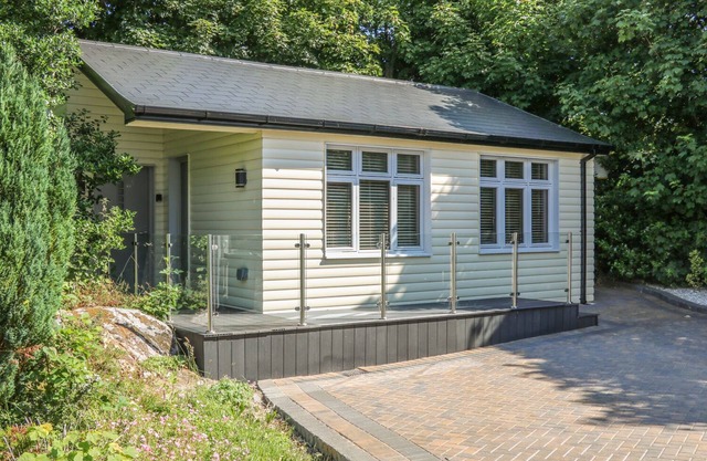 HIDDEN GEM CABIN, with a garden in Lettermacaward, County Donegal