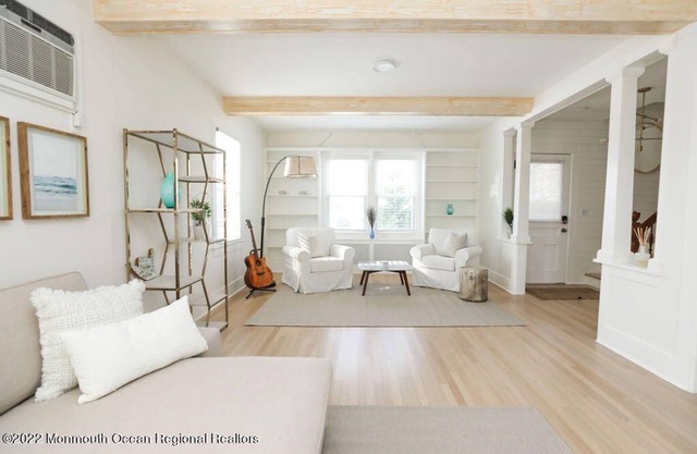 Hidden Gem-Charming Beach Oasis close to everything. Renovated/walk to Beach.