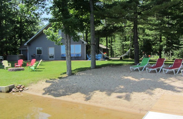 Casa oculta de gemas en Bass Lake con bañera de hidromasaje - Summer Memories Last Forever :)