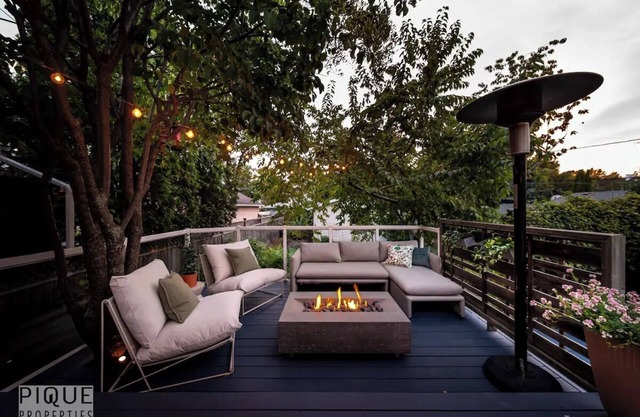 Hidden Gem Home-HotTub-Firetable-King Bed-BBQ/Deck