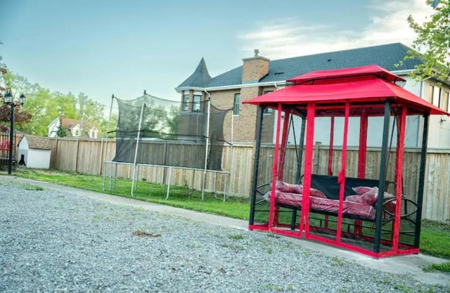 HIDDEN GEM in THOROLD 20 min away from the falls / INDOOR HOT-TUB/SAUNA