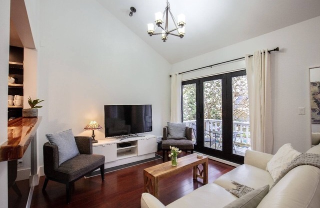 Hidden Gem l Centrally Located l Beautiful Home