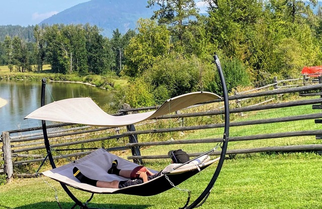 Hidden Gem Oasis A peaceful, beautiful spot on the Shuswap River, pet-friendly,
