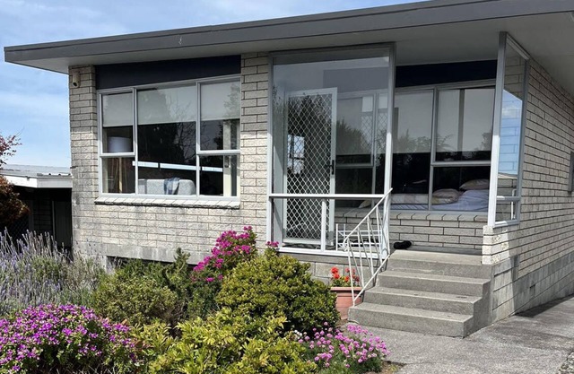 Hidden Gem on the hill - Beautiful modern unit suitable for families.