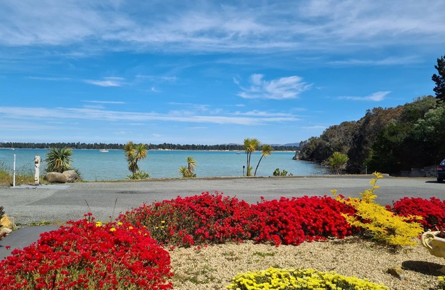 Hidden gem on the waters edge - 15 minutes from Hobart airport.