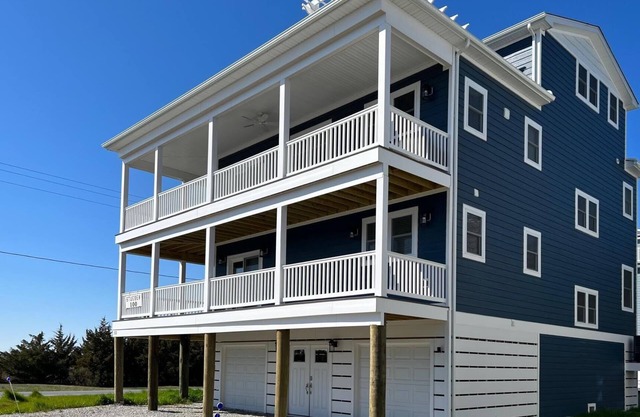 Beach House, Hidden Gem, Relax, Water Views, Bay Breezes & Decks & Hot Tub